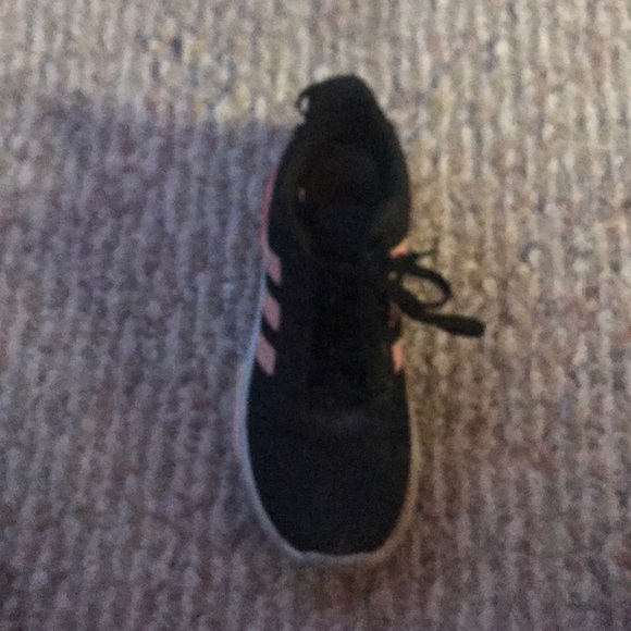 This is adidas they are size 5 - Picture 3 of 3